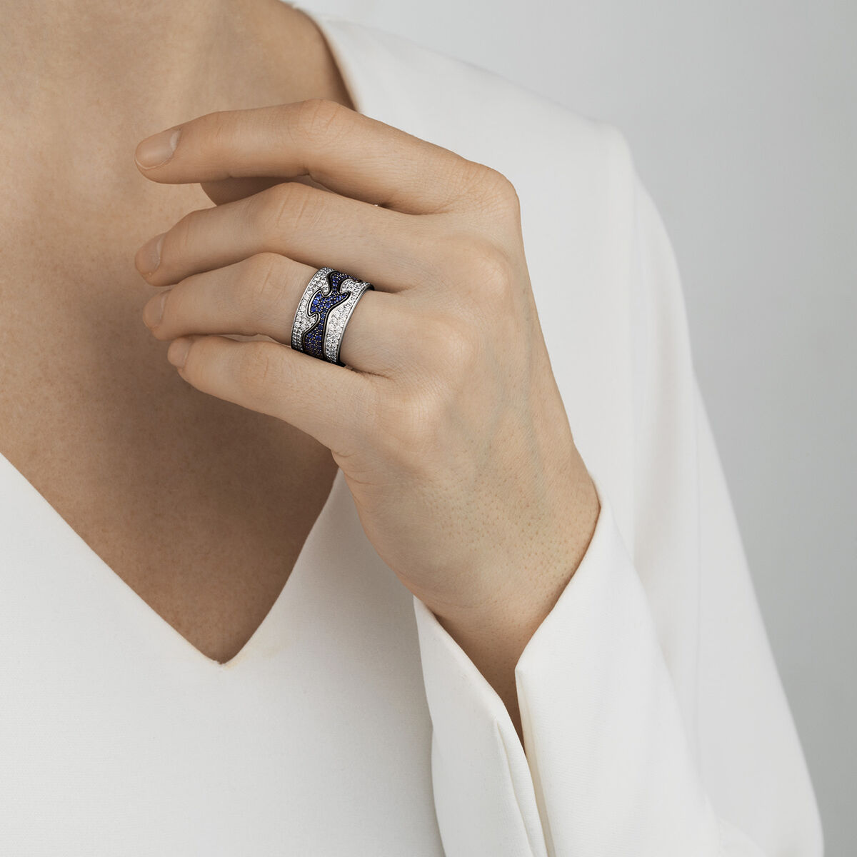 Georg Jensen Fusion 18 carat white gold centre ring with blue sapphires - Image 2