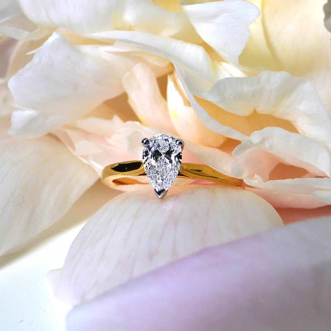 18ct Yellow Gold Pear Cut Diamond Ring - Image 3